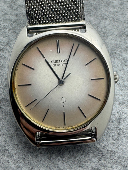 Seiko Quarz 7830-8000 – März 1977 – nur 6,4 mm flach – Tropical Dial - neuwertiges Milanaise-Armband