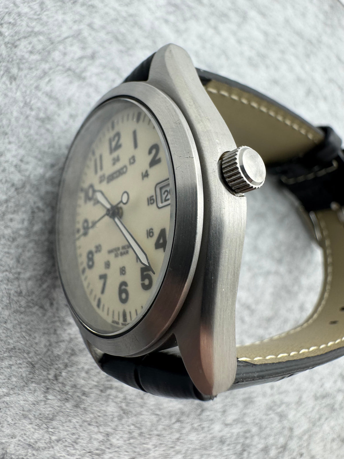 Seiko Quartz 7N42-8260 – Oktober 2001 – Feldzifferblatt mit Leuchtmasse und 24-Stunden-Skala – 10 BAR – Anfang 2026 revidiert