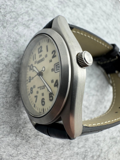 Seiko Quartz 7N42-8260 – Oktober 2001 – Feldzifferblatt mit Leuchtmasse und 24-Stunden-Skala – 10 BAR – Anfang 2026 revidiert
