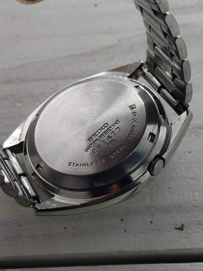 Seiko 5 Automatic 7009-3040 – Graues Sunburst-Zifferblatt & Tag/Datum – 17 Jewels, September 1982