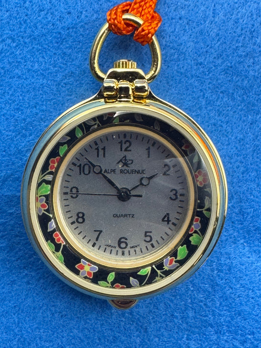 Alpe Rouenuk – Japanische Quarz-Taschenuhr mit Klappglas, Spiegelrückseite und kleinem Hon-Tsuge Kamm