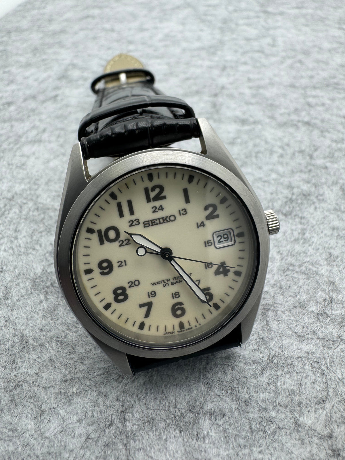 Seiko Quartz 7N42-8260 – Oktober 2001 – Feldzifferblatt mit Leuchtmasse und 24-Stunden-Skala – 10 BAR – Anfang 2026 revidiert