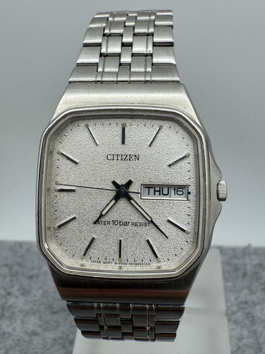 Citizen Quarz 5500-S023211 – November 1994 – quadratisches Gehäuse, Tag/Datum, 10 bar – originales Stahlarmband