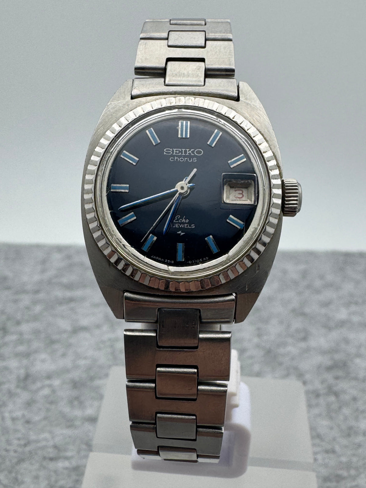 Seiko Chorus 2518-0130 – Manual winding – February 1969 – blue dial – Original bracelet