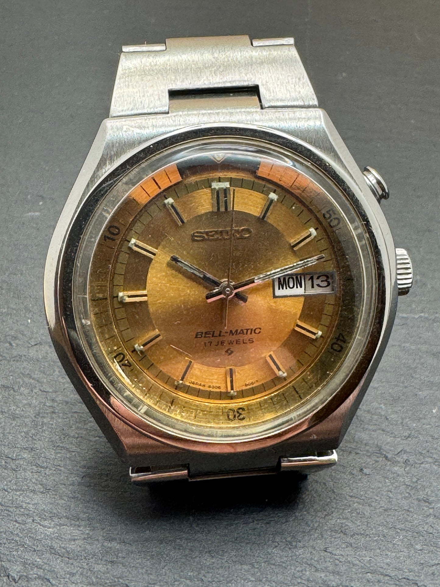 Seiko Bell-Matic (Oktober 1977) – mechanische Alarmuhr mit ikonischem Gold-Zifferblatt