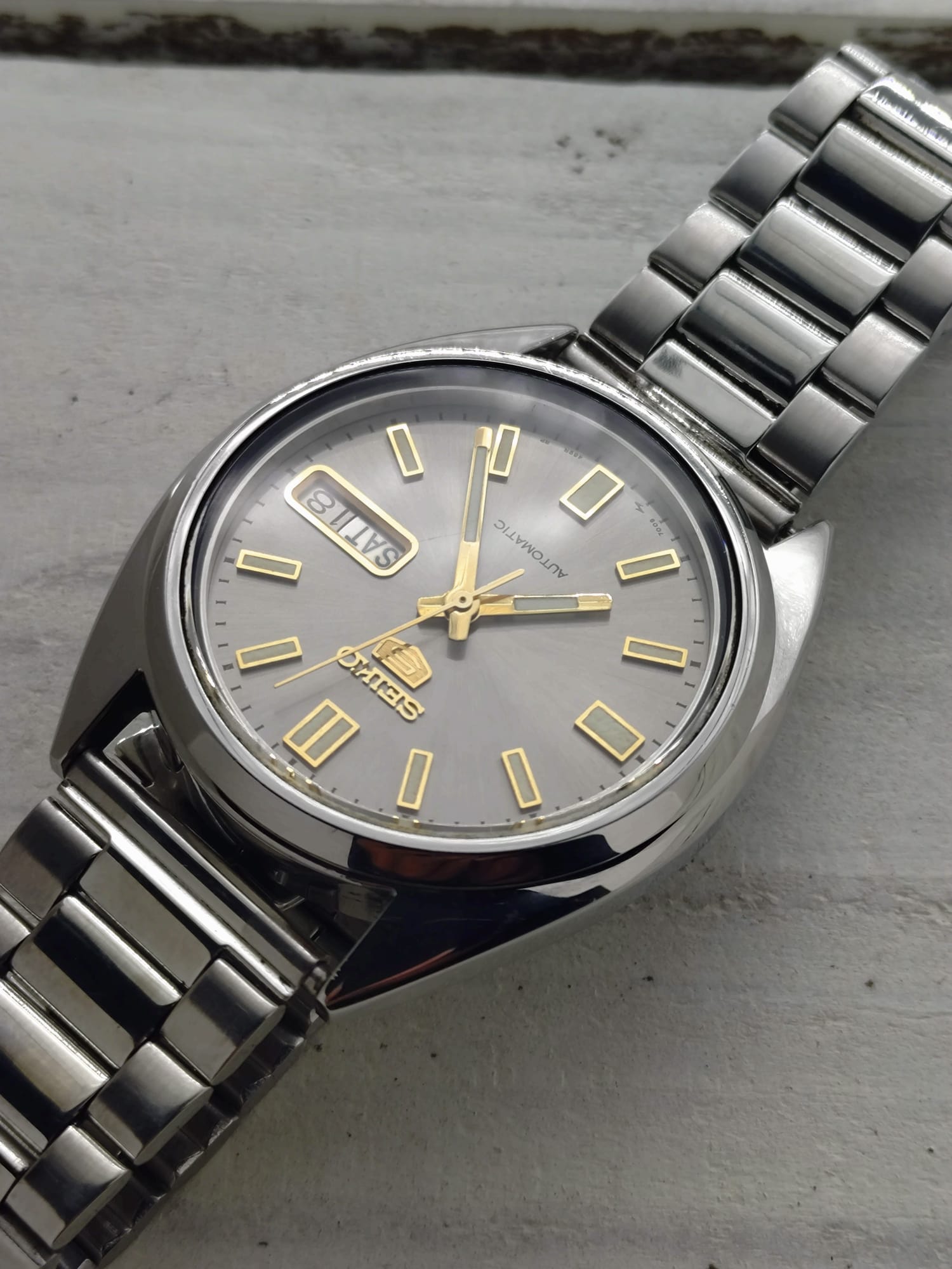 Seiko 5 Automatic 7009-3040 – Gray Sunburst Dial & Day/Date – 17