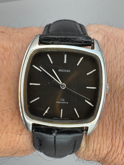 Ricoh Riquartz Vintage Dress Watch – Cushion Case – Black Dial – 1970er Jahre / Japan