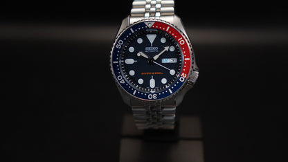 Seiko SKX009K2 Pepsi – Zifferblatt mit englischer Wochentagsanzeige