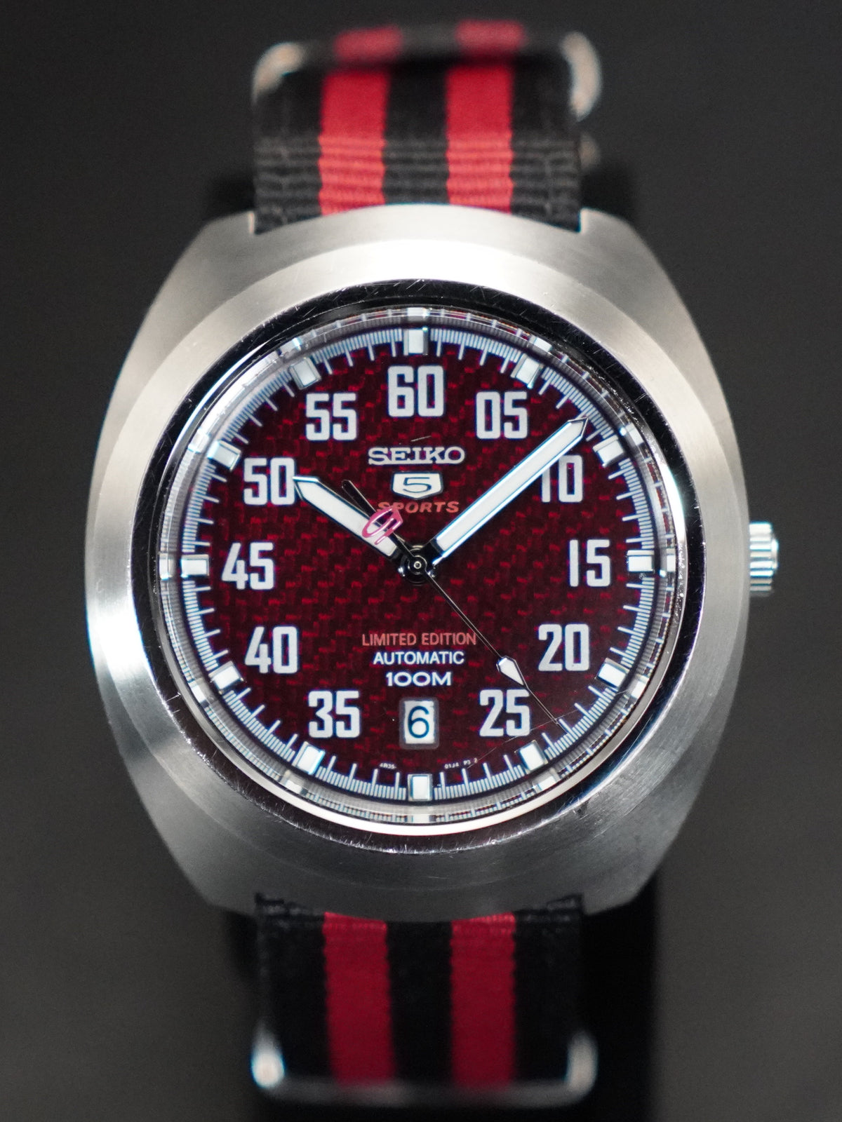 Seiko 5 Sports Limited Edition SRPA87K1 – rotes Carbon-Zifferblatt, Full Set (2016), gebraucht, inkl. neuem Lederarmband