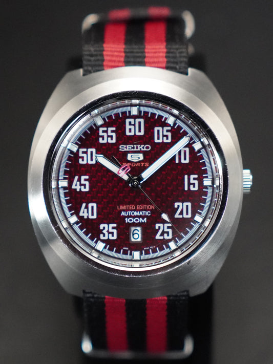 Seiko 5 Sports Limited Edition SRPA87K1 – rotes Carbon-Zifferblatt, Full Set (2016), gebraucht, inkl. neuem Lederarmband