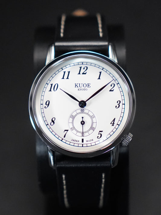 KUOE Old Smith 90-007 Automatik – 35 mm, weißes Zifferblatt, gebläute Zeiger, Cordovan-Band + Zusatzband mit Faltschließe – Pre-Owned Fullset