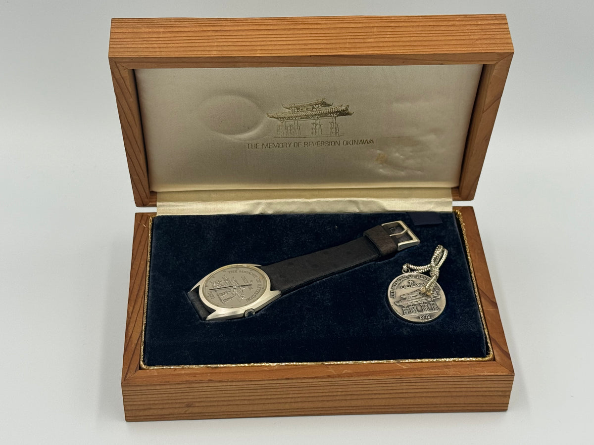 Citizen "The Memory of Reversion – Okinawa 1972" – 920 silver, relief dial – Complete set with cassette and commemorative medal in NOS (New Old Stock) condition (Ref. 6700-673310 YO, May 1972)