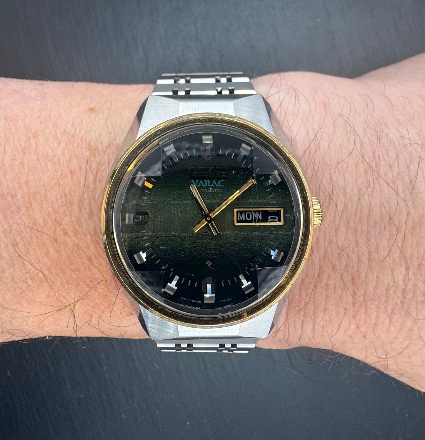 King Seiko VANAC (Juli 1973) – grünes Textur-Zifferblatt, Ref. 5626-7230T, Original-Stahlband