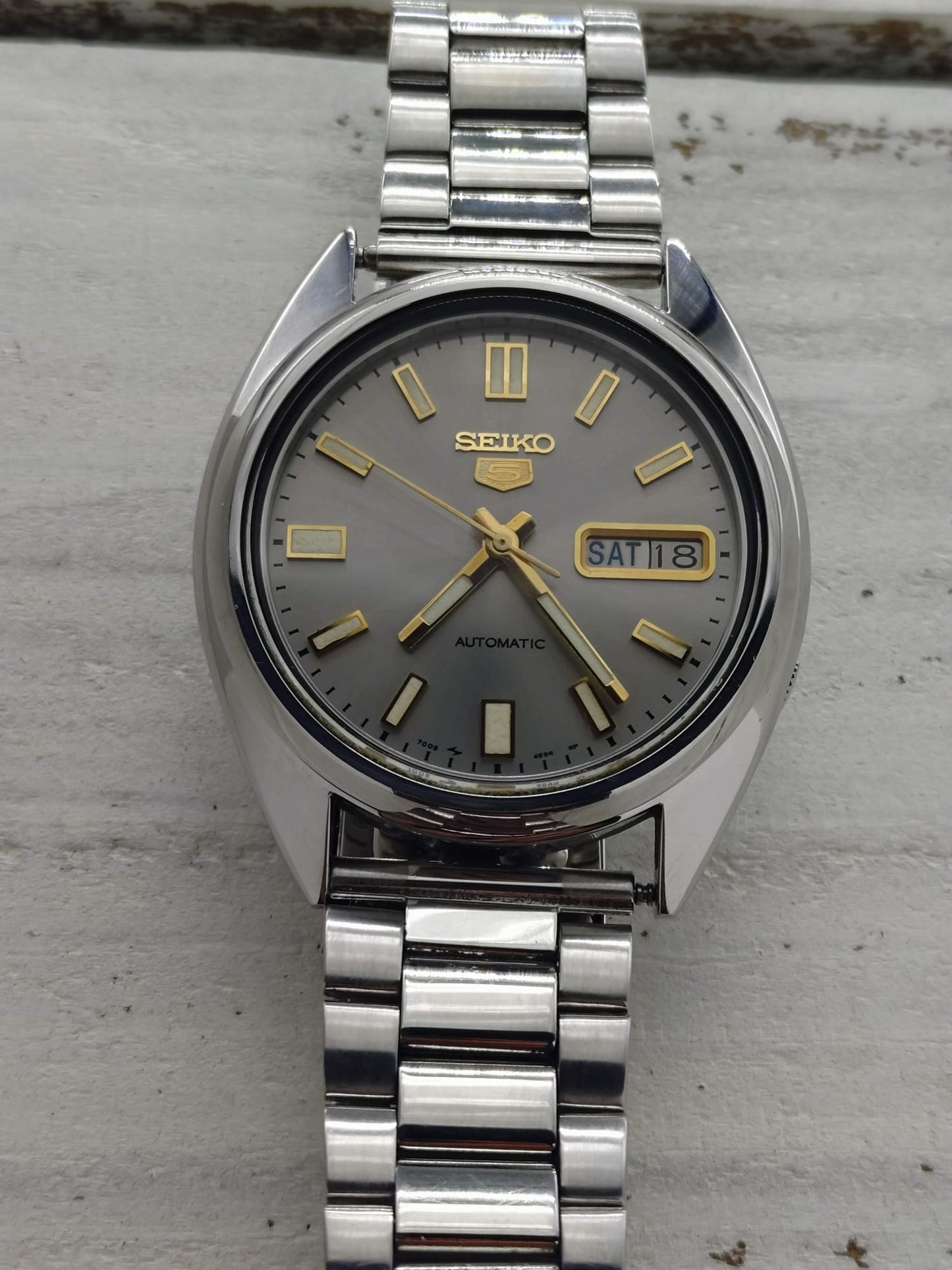 Seiko 5 Automatic 7009-3040 – Graues Sunburst-Zifferblatt & Tag/Datum – 17 Jewels, September 1982