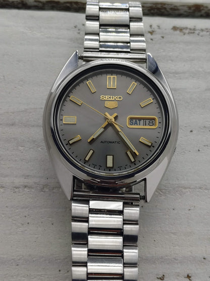 Seiko 5 Automatic 7009-3040 – Graues Sunburst-Zifferblatt & Tag/Datum – 17 Jewels, September 1982