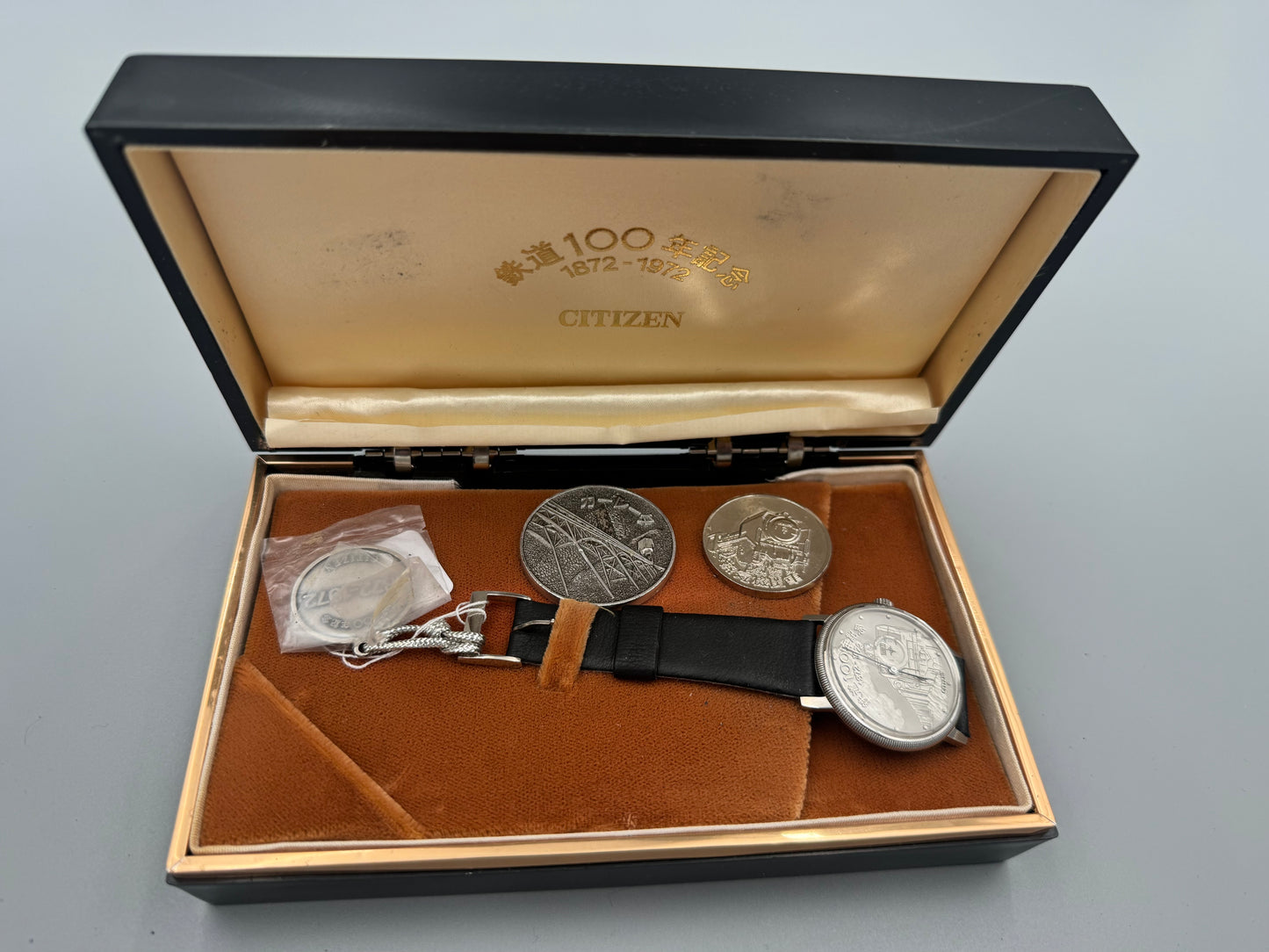 Citizen Eisenbahn-Gedenkuhr 1872–1972 D51 – NOS Full Set mit Medaillen, Originalbox & Umkarton – September 1972