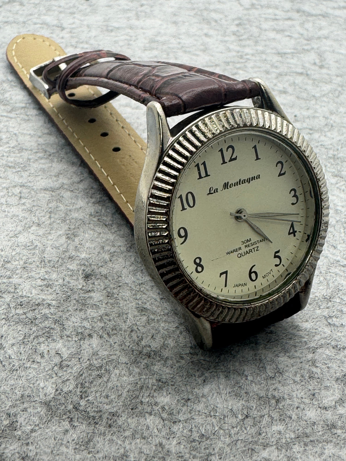 La Montagna Quartz (JDM) – Japanese movement, 30 m – fluted bezel, easy-to-read dial