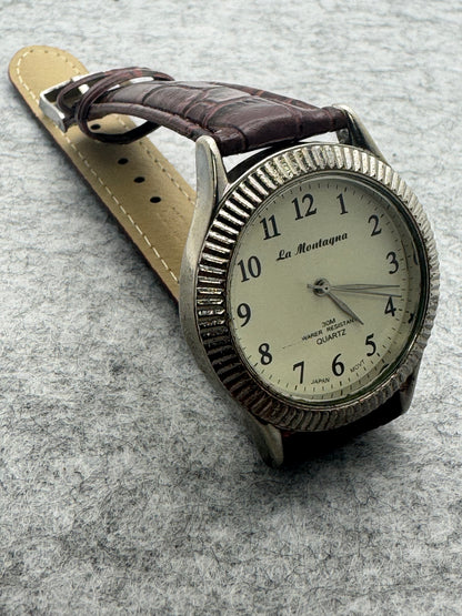 La Montagna Quartz (JDM) – Japanese movement, 30 m – fluted bezel, easy-to-read dial