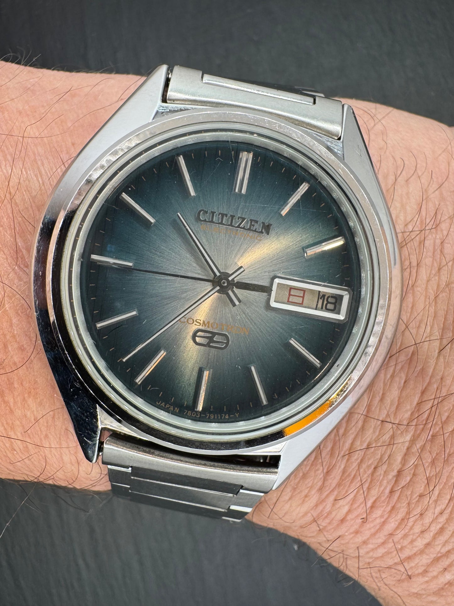 Citizen Cosmotron Electronic 4-790138 Y aus November 1974 mit blauem Sunburst-Zifferblatt und Originalband