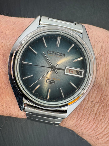 Citizen Cosmotron Electronic 4-790138 Y aus November 1974 mit blauem Sunburst-Zifferblatt und Originalband