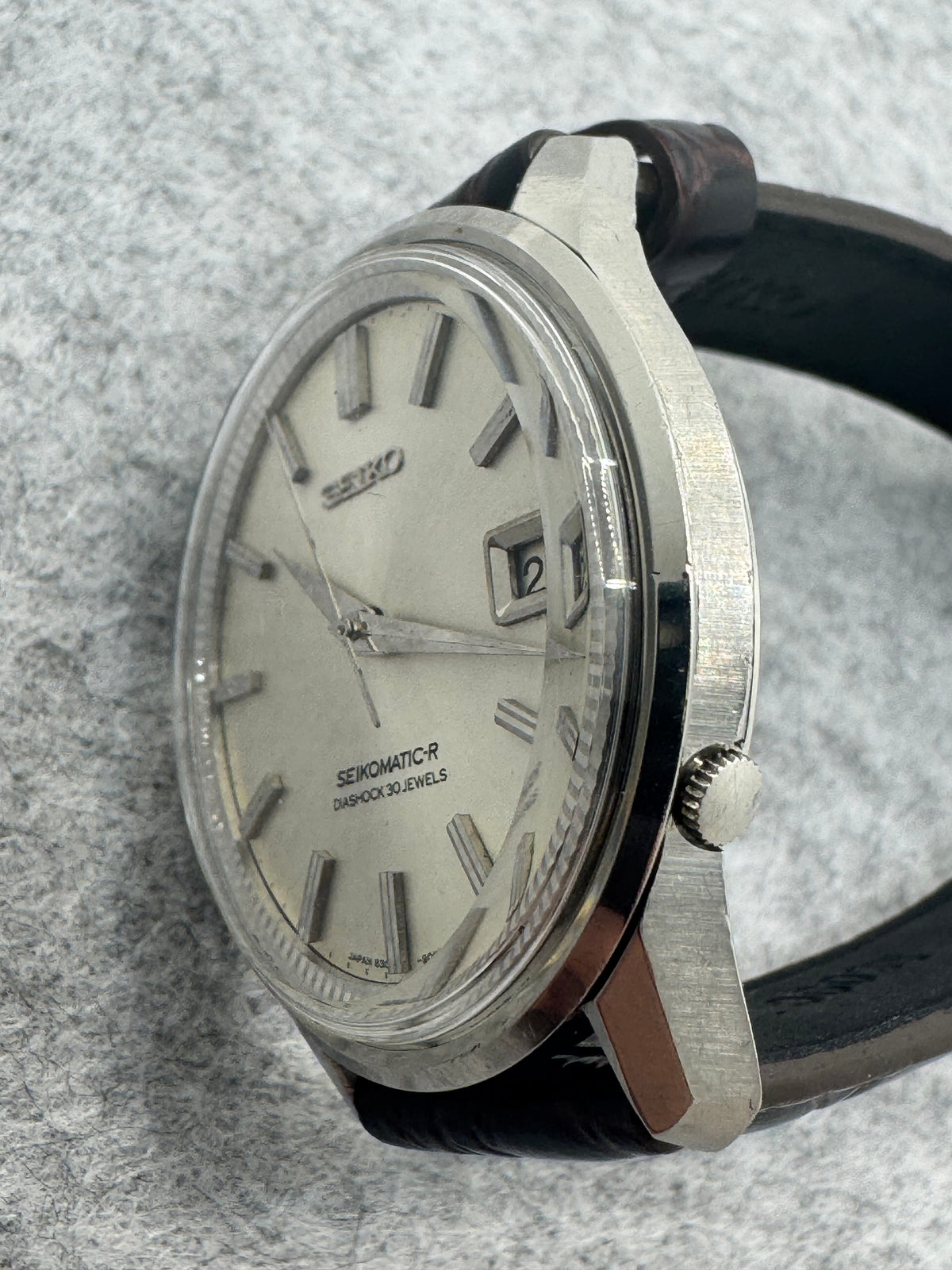 Seikomatic-R 8305-9010 – Juillet 1965 – Diashock 30 rubis – Fond « WATER PROOF » avec dauphin – révisée