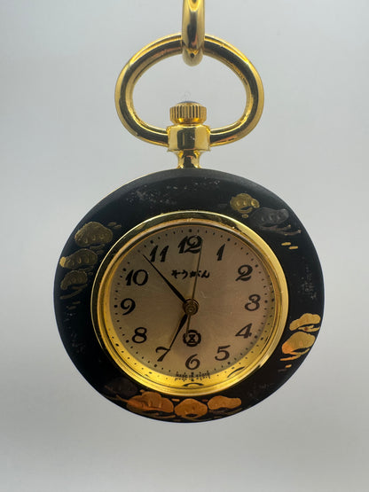 Seltene Taschenuhr aus Kyoto – japanische Kiefern in traditionellem Kunsthandwerk (Kyō-Zōgan)
