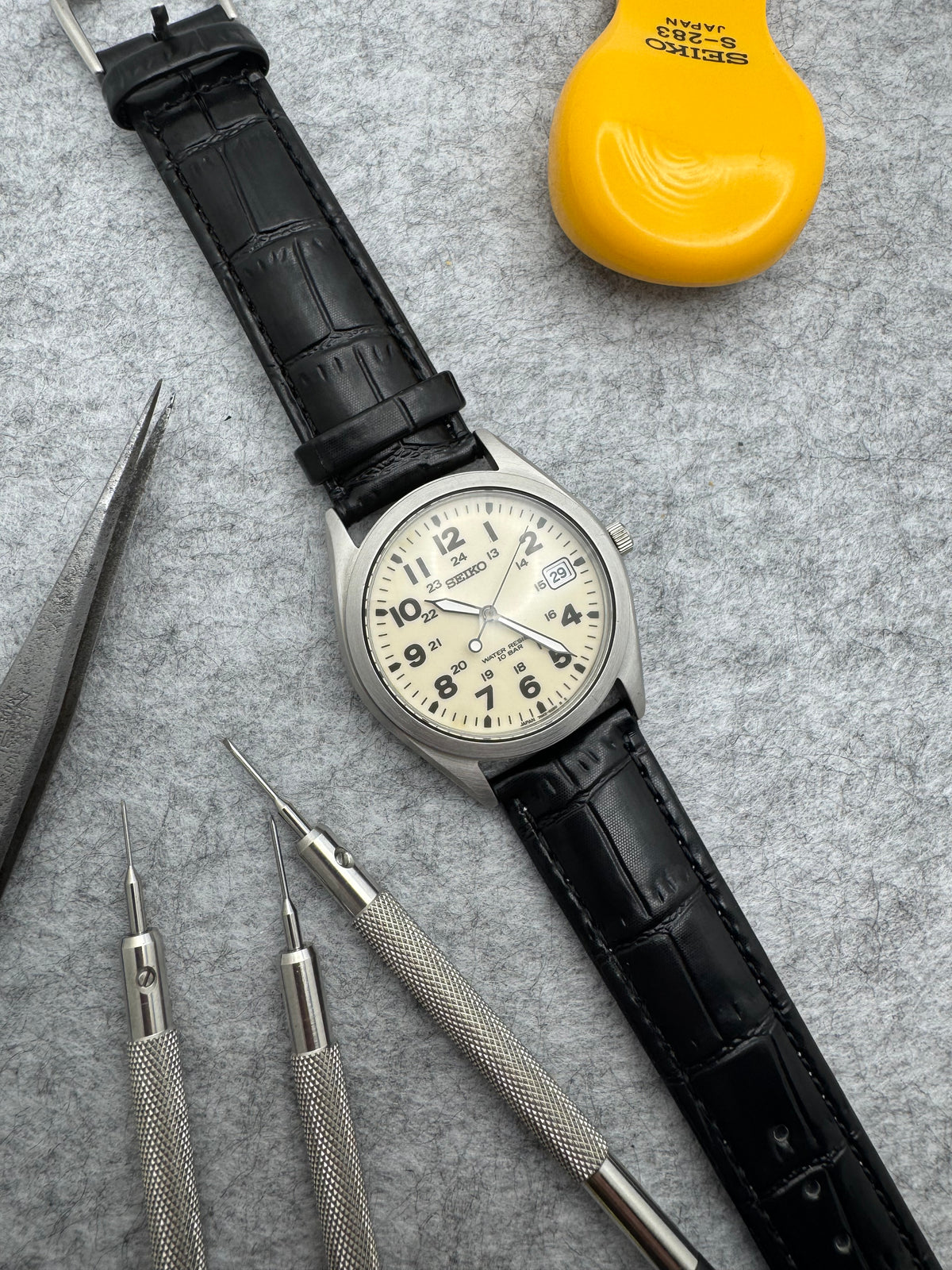 Seiko Quartz 7N42-8260 – Oktober 2001 – Feldzifferblatt mit Leuchtmasse und 24-Stunden-Skala – 10 BAR – Anfang 2026 revidiert
