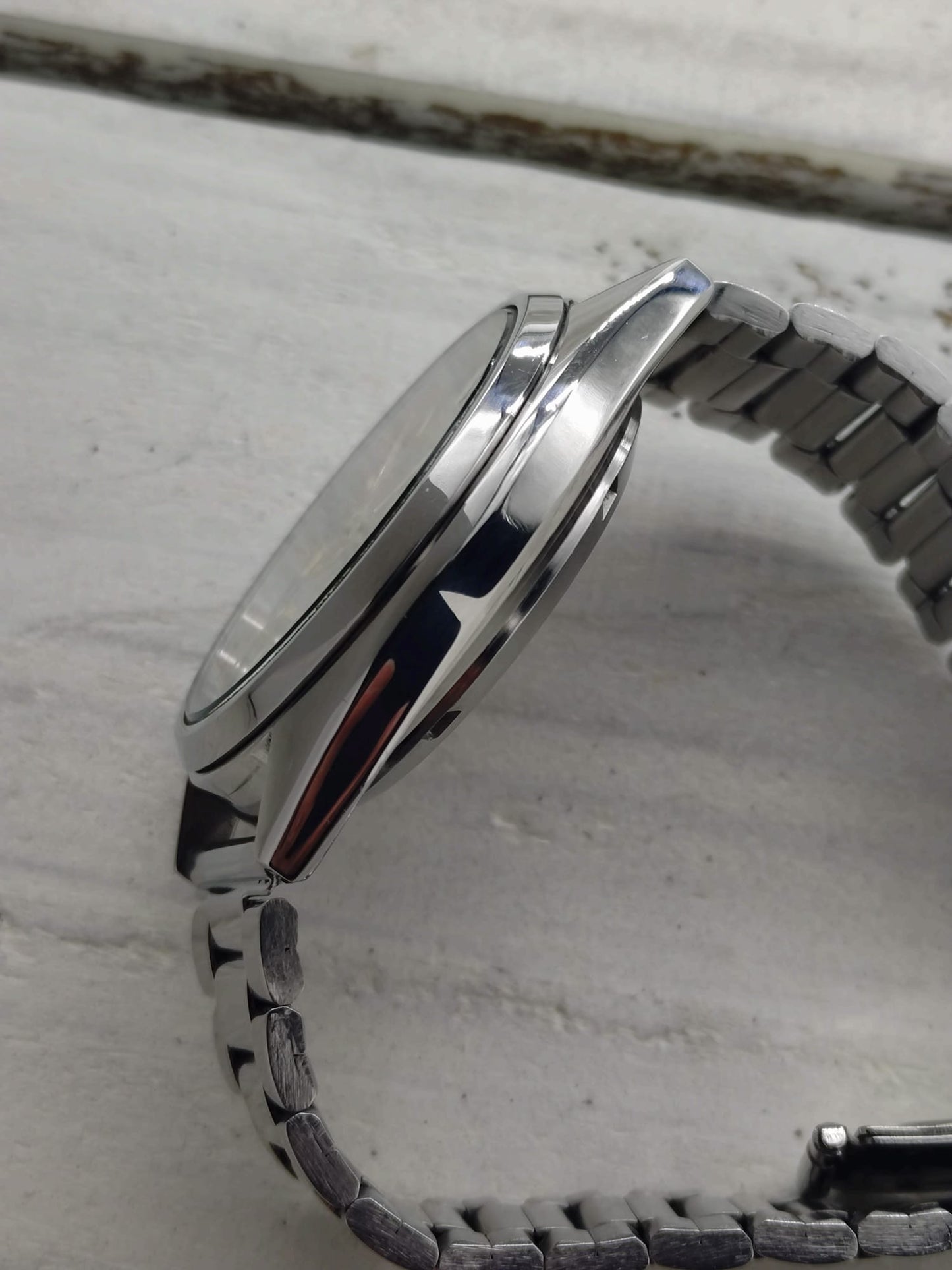 Seiko 5 Automatic 7009-3040 – Graues Sunburst-Zifferblatt & Tag/Datum – 17 Jewels, September 1982