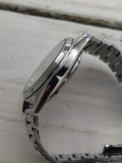 Seiko 5 Automatic 7009-3040 – Graues Sunburst-Zifferblatt & Tag/Datum – 17 Jewels, September 1982