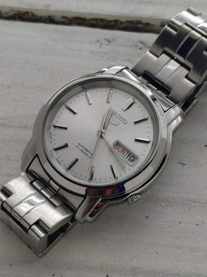 Seiko 5 Automatic SNKL81 (7S26-03S0) -ca. 2005-2010 – Silbernes Sunburst-Zifferblatt & Tag/Datum – 21 Jewels, Made in Japan