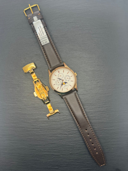Karl-Leimon Classic Pioneer Triple Calendar Moonphase – Rose Gold IP / Weiß – Japanische Microbrand-Mondphasenuhr mit Saphirglas und Miyota 6P00
