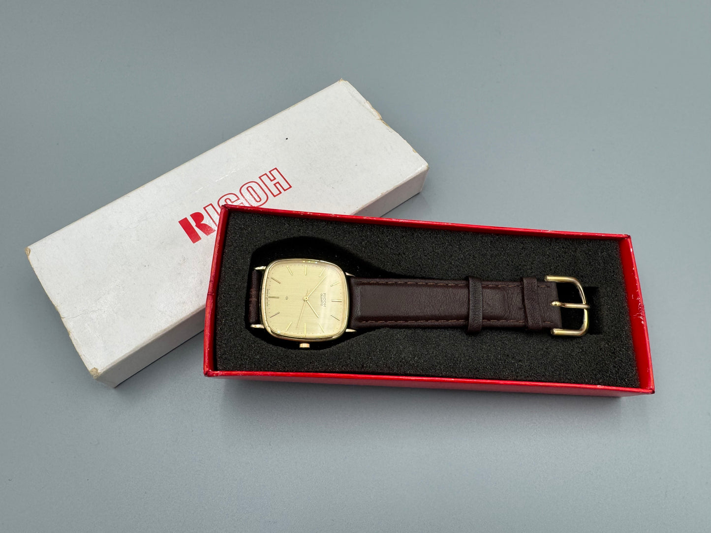 Ricoh Quartz Vintage Dress Watch Ref. 26283-4 – vergoldete rechteckige Japan-Dresswatch mit Originalbox, späte 1980er