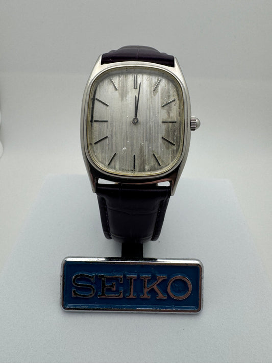 Seiko Handaufzug 2220-3530 (November 1975) – Silbernes Zifferblatt mit Patina