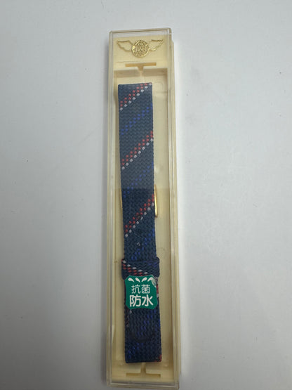 Vintage NOS Perlon-/Textil-Armband in Marineblau mit Rot-Weiß-Akzent, 15,5 mm, goldfarbene Schließe, mit Box (Japan)