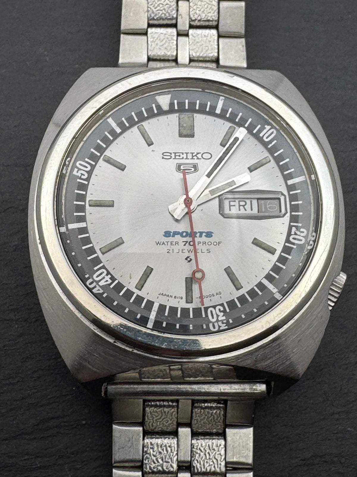 Seiko 5 Sports 6119-6020 – Calibre 6119, 21 rubis, Suwa Seikosha – lunette interne via la couronne, « Water 70 Proof » – novembre 1968 – fraîchement révisée