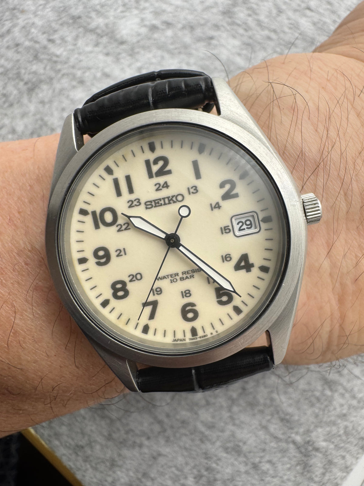 Seiko Quartz 7N42-8260 – Oktober 2001 – Feldzifferblatt mit Leuchtmasse und 24-Stunden-Skala – 10 BAR – Anfang 2026 revidiert