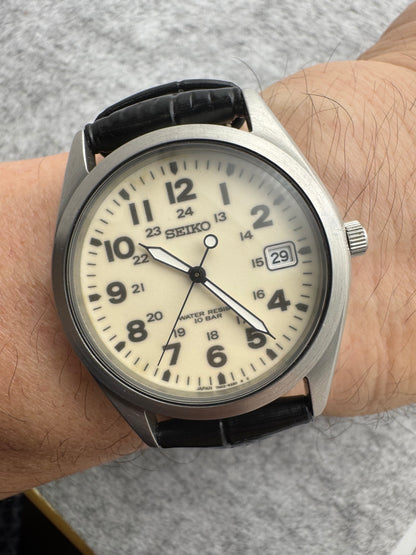 Seiko Quartz 7N42-8260 – Oktober 2001 – Feldzifferblatt mit Leuchtmasse und 24-Stunden-Skala – 10 BAR – Anfang 2026 revidiert