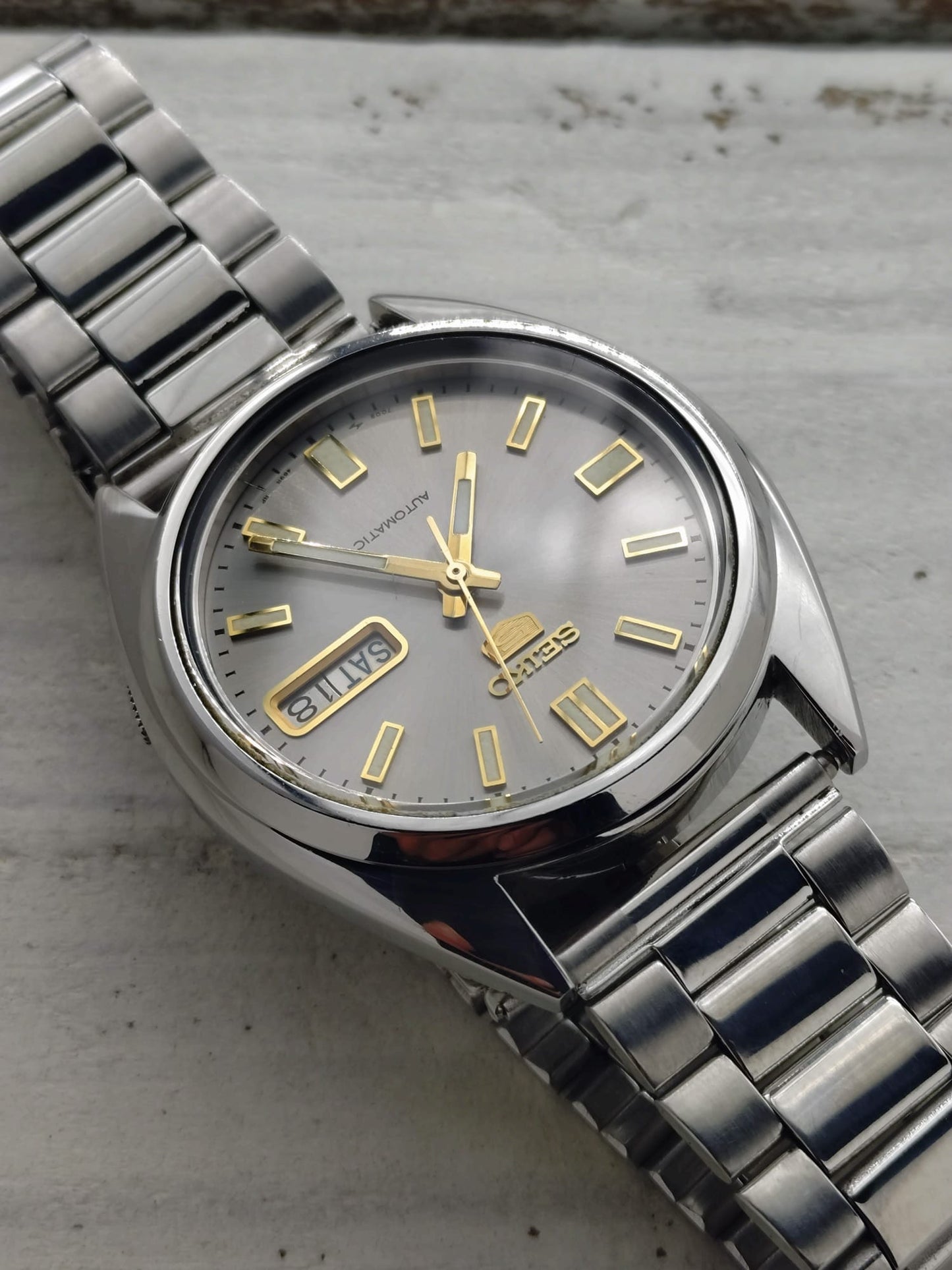 Seiko 5 Automatic 7009-3040 – Graues Sunburst-Zifferblatt & Tag/Datum – 17 Jewels, September 1982
