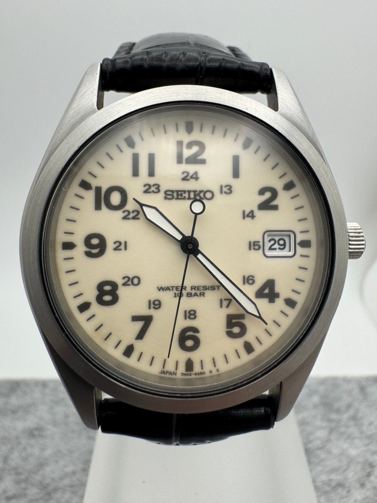 Seiko Quartz 7N42-8260 – Oktober 2001 – Feldzifferblatt mit Leuchtmasse und 24-Stunden-Skala – 10 BAR – Anfang 2026 revidiert