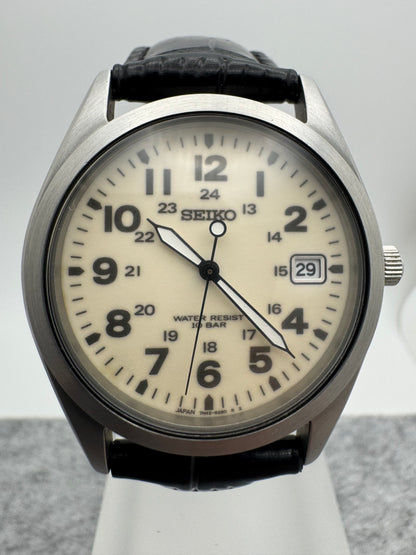 Seiko Quartz 7N42-8260 – Oktober 2001 – Feldzifferblatt mit Leuchtmasse und 24-Stunden-Skala – 10 BAR – Anfang 2026 revidiert