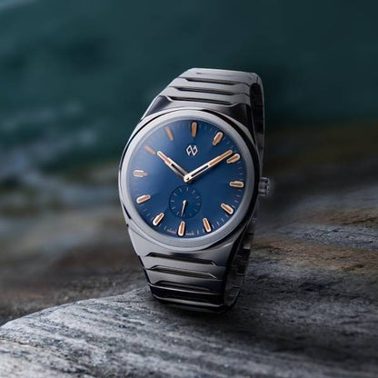 Formex Aria Denso Blue – Stilaufnahme mit Titanarmband