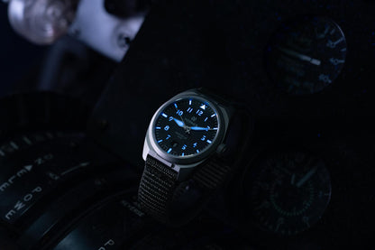 Formex AirField Jet Black – Leuchtkraft der Super-LumiNova BGW9 bei Dunkelheit