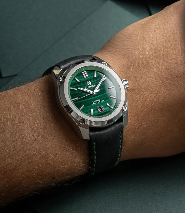 Formex Essence 41 Malachite am optionalen schwarzen Lederband mit grüner Naht (nicht im Lieferumfang)