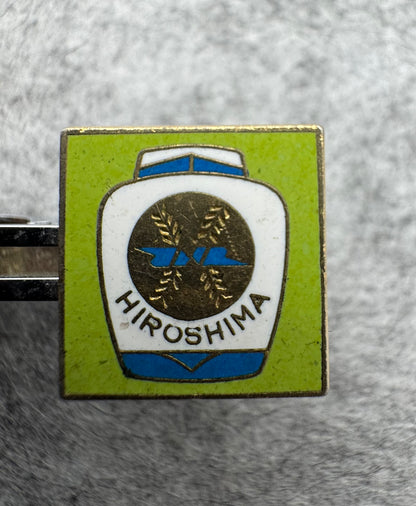 Vintage japanische Uhrenkette mit emailliertem „Hiroshima“-Anstecker (vermutlich 1960er Jahre)