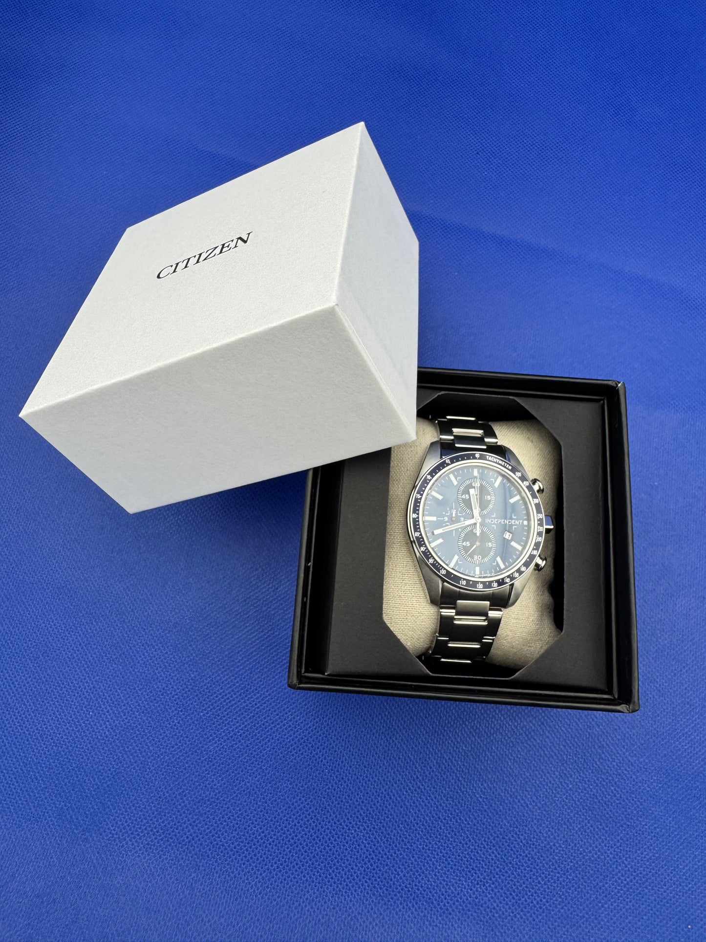 Citizen INDEPENDENT BA7-115-71 – Sportlicher JDM-Chronograph der „Timeless Line“ (neu, ungetragen)