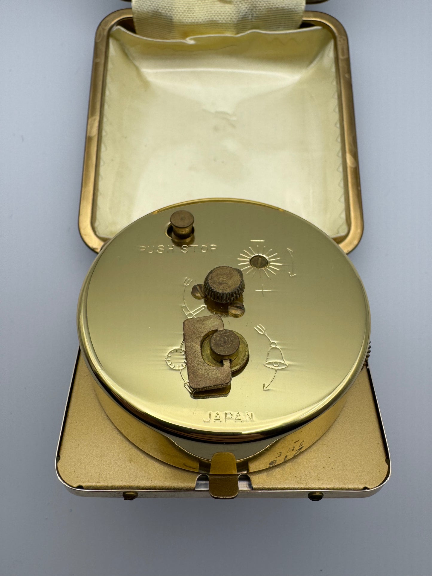 Seiko travel alarm clock – Mechanical alarm clock, 2 jewels (Japan, circa 1960s)