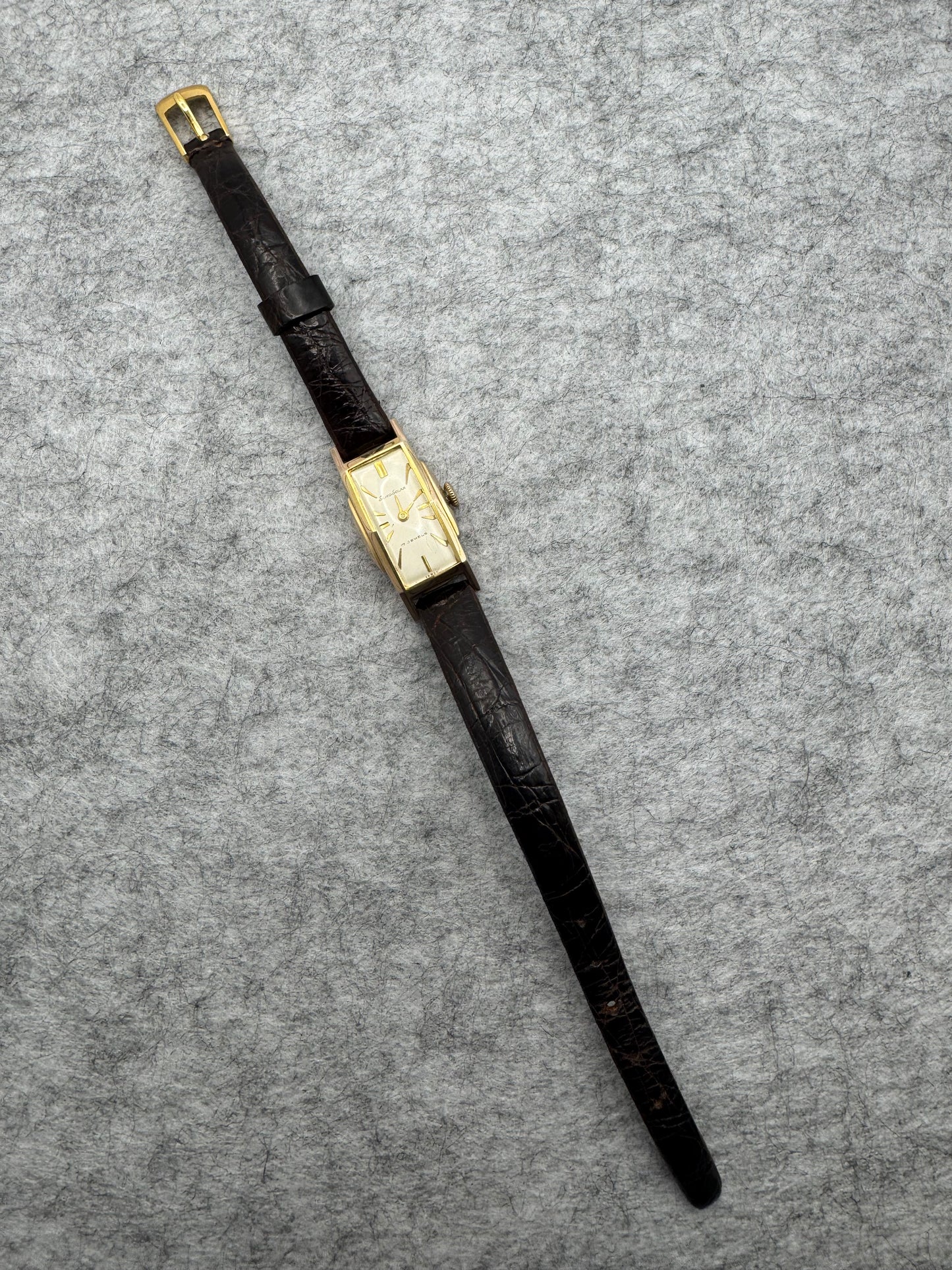 Seiko Solar 557 – Rectangular hand-wound watch in 20-micron gold plating (September 1959)