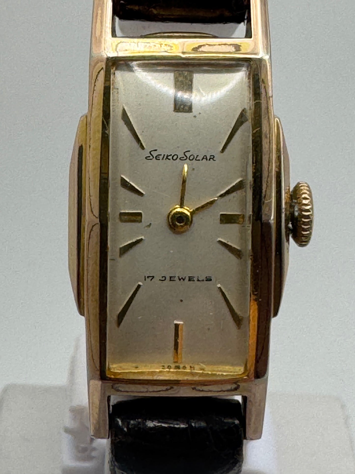 Seiko Solar 557 – Rectangular hand-wound watch in 20-micron gold plating (September 1959)