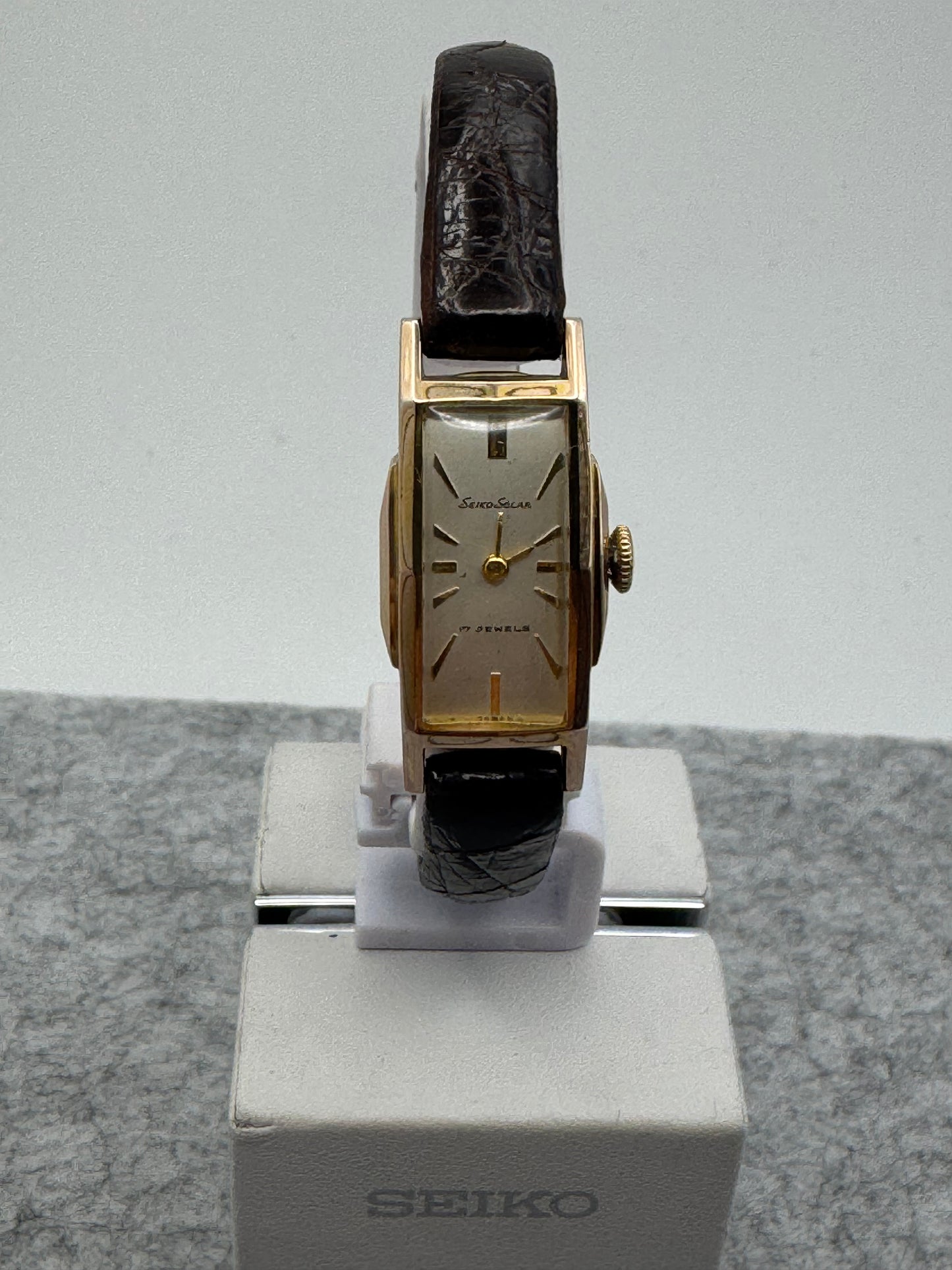 Seiko Solar 557 – Rectangular hand-wound watch in 20-micron gold plating (September 1959)