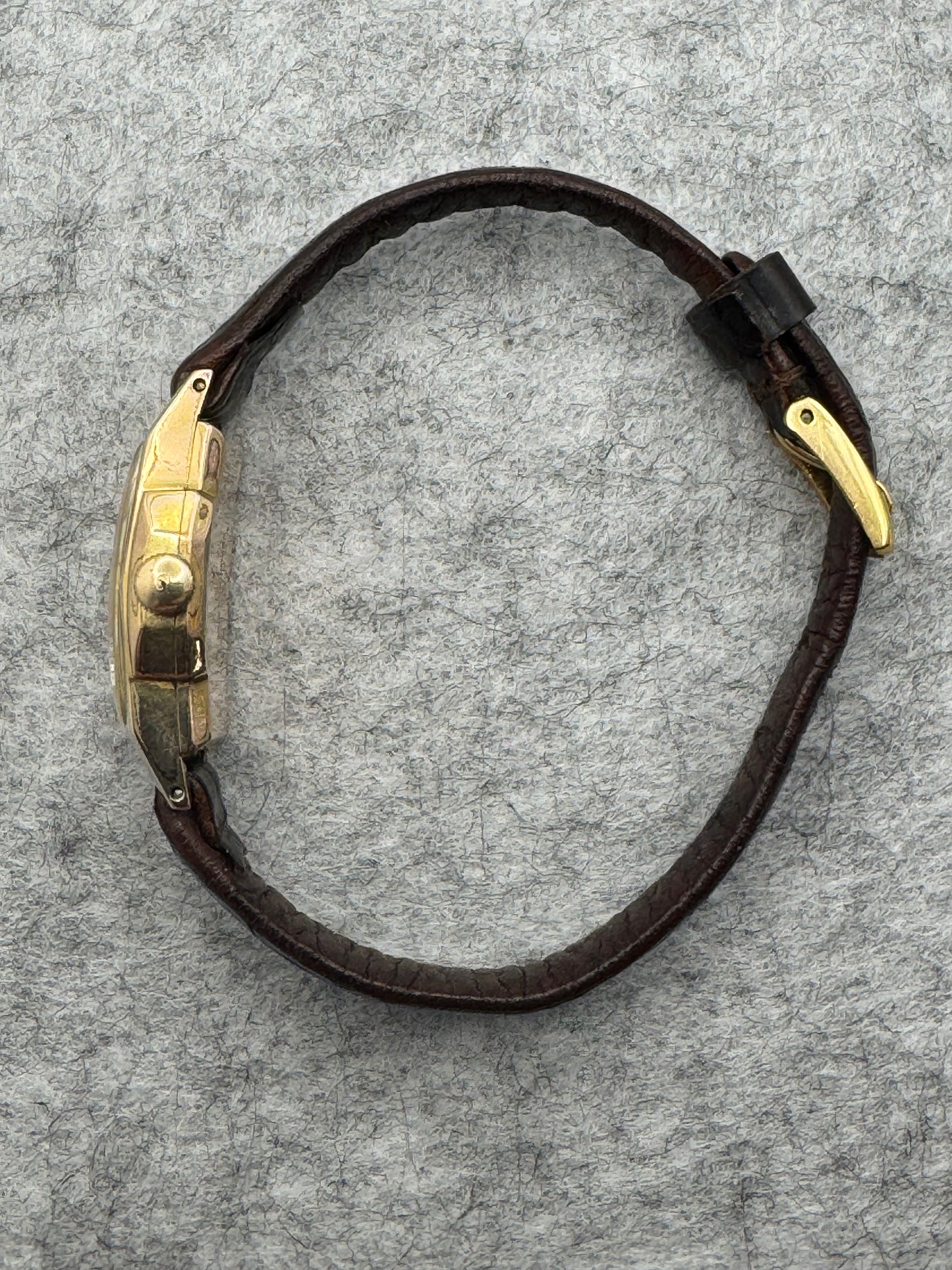 Seiko Solar 557 – Rectangular hand-wound watch in 20-micron gold plating (September 1959)